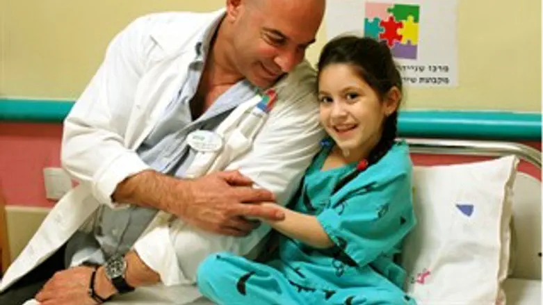 שירה בת ה-8 יחד עם ד"ר רן שטיינברג