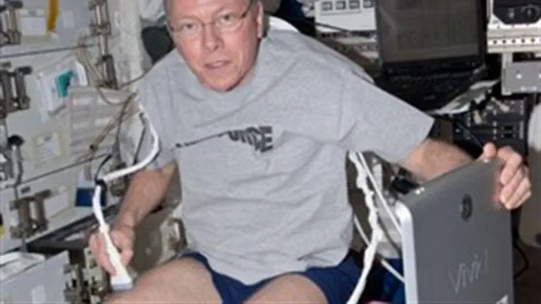 Astronaut tries out Israel-designed system