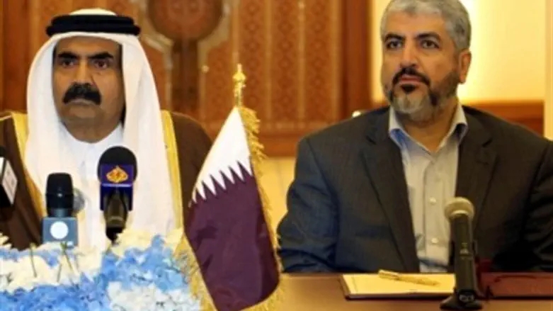 Qatar's Emir (L) with Hamas's Khaled Meshal