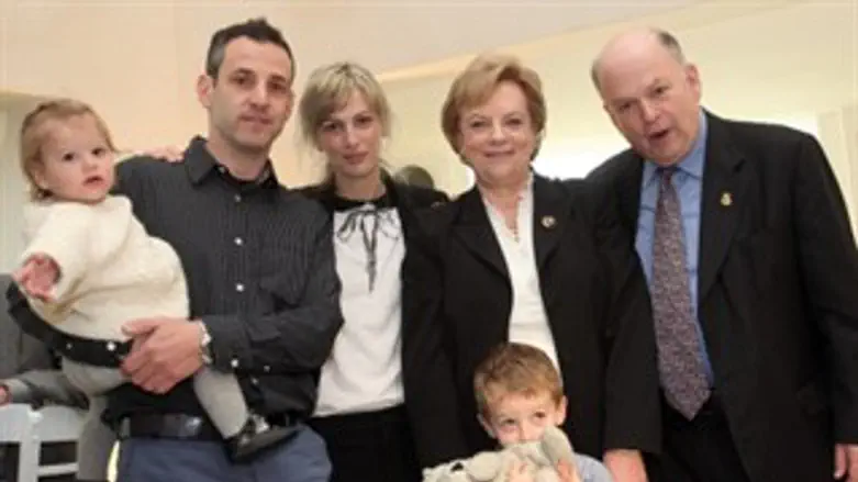 דורית בייניש ומשפחתה