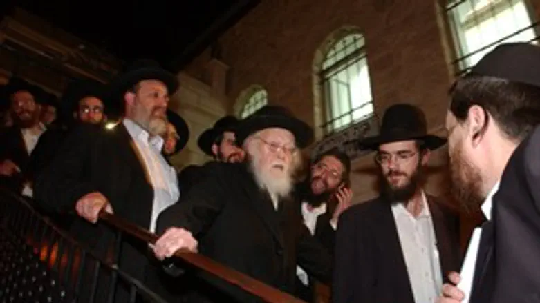 הרב אלישיב. ארכיון