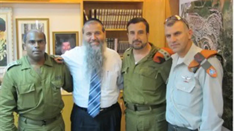 הרב כהן ואנשי פיקוד העורף