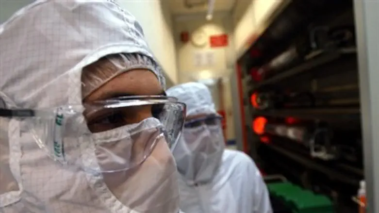 Intel scientists in 'clean room'