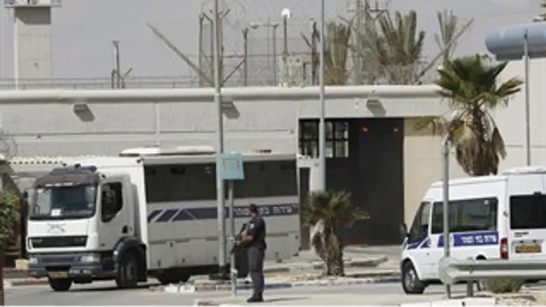 הולכים לכלא. אילוסטרציה