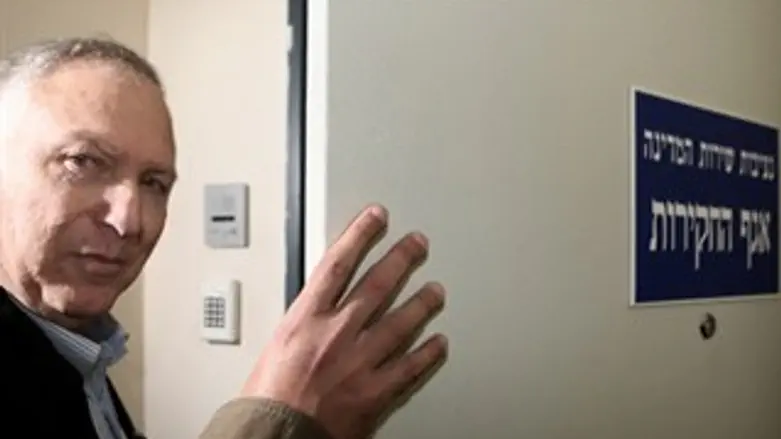 הודה והורשע. אשל