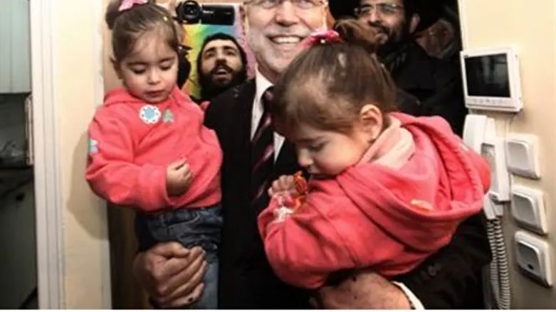 Benizri arrives at home.