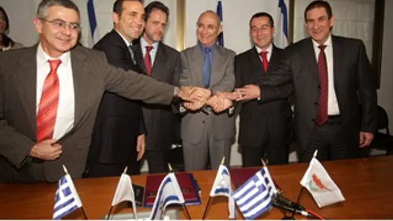 חתמו על ההסכם