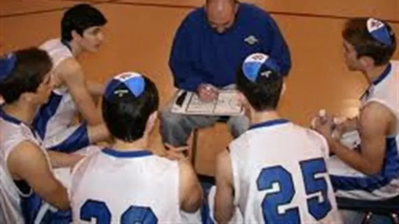 Beren basketball team and coach