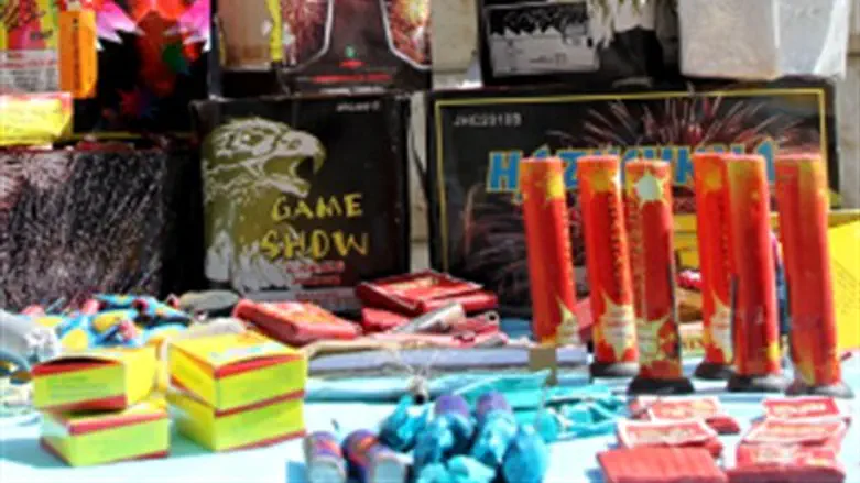 Петарды и хлопушки. Иллюстрация