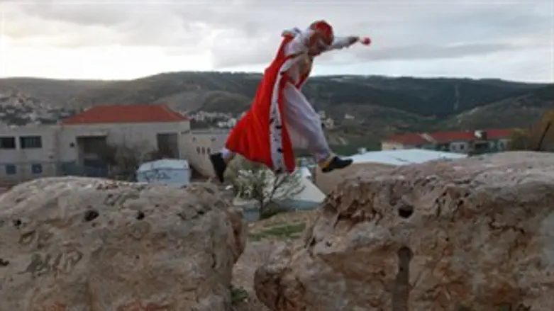 יוצא בגלל שירת נשים?