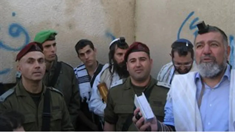 מסיקה מברך את קציני צה"ל בסיום התפילה