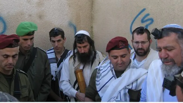 Solders, Citizens at Joseph's Tomb