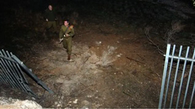 חיילי צה"ל בודקים מקום נפילת רקטה