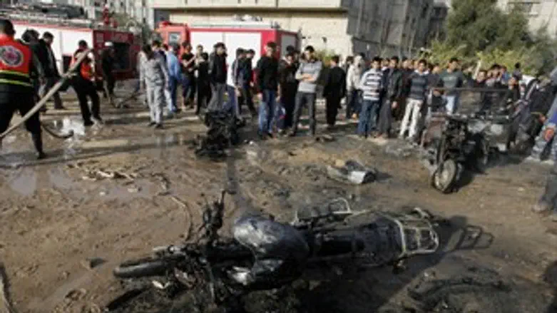 פלסטינים מכבים שריפה אחרי תקיפה ישראלית ברפיח