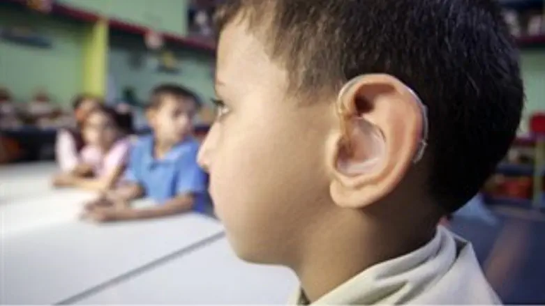 מסייעים לחרשים. אילוסטרציה