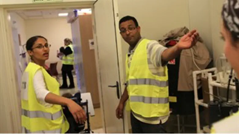 יורדים למקלטים. אילוסטרציה