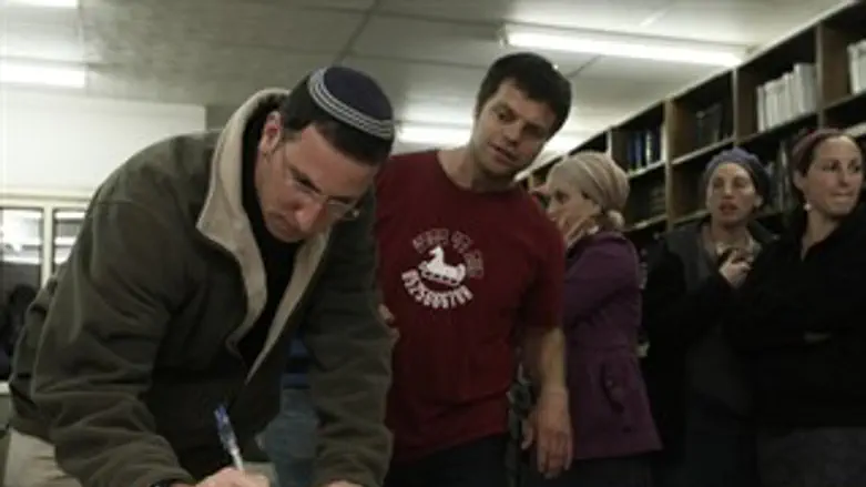 תושבי מגרון חותמים על ההסכם