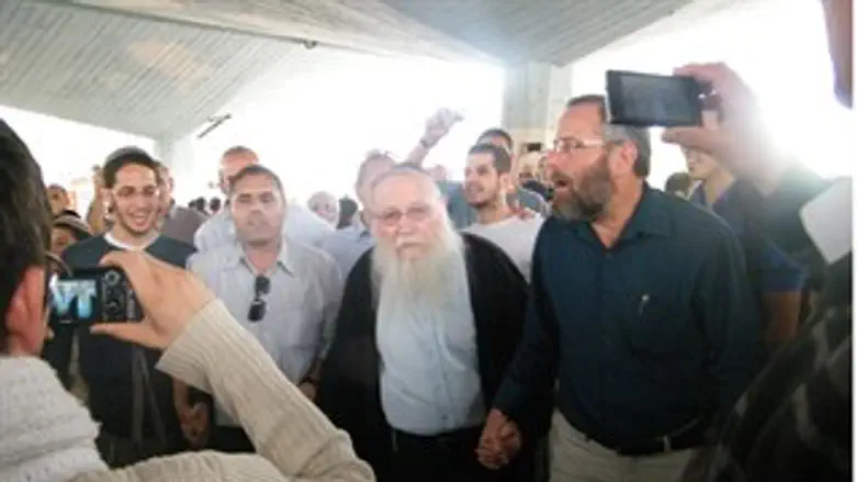 הרב דרקומן מלווה את המתגייסים