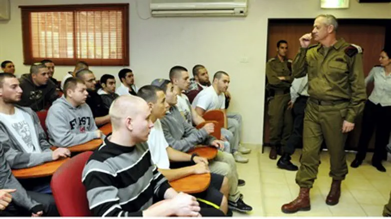 Chief of Staff Benny Gantz meets new recruits