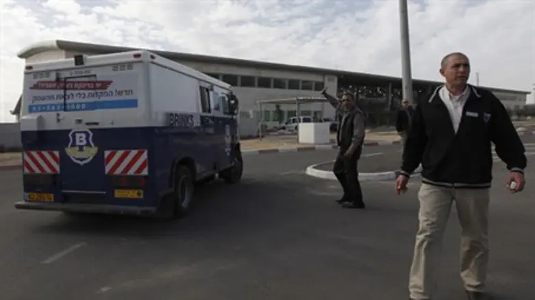 Truck enters Gaza through the Erez Crossing