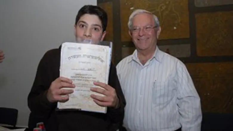 פרופ' פינצ'וק מעניק את תעודת המנצח ליואב אביד