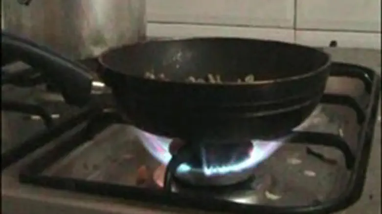 מחבת על כיריים אש