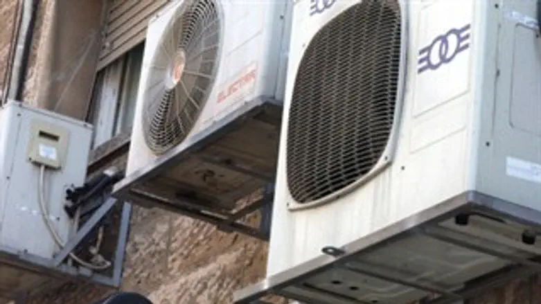 מחליפים מזגנים. אילוסטרציה