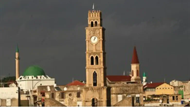 נגד בניה לדתיים. עכו