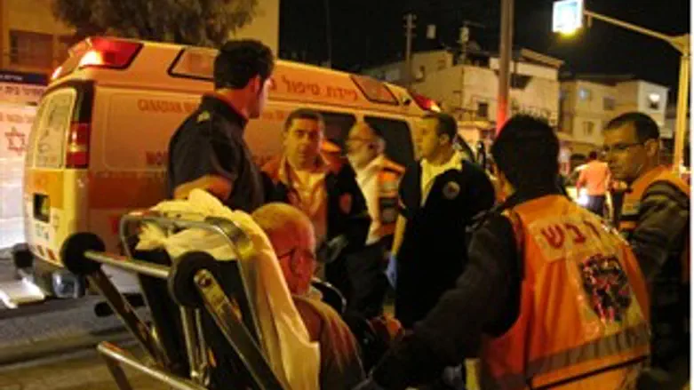 פינוי הפצועים מהשריפה