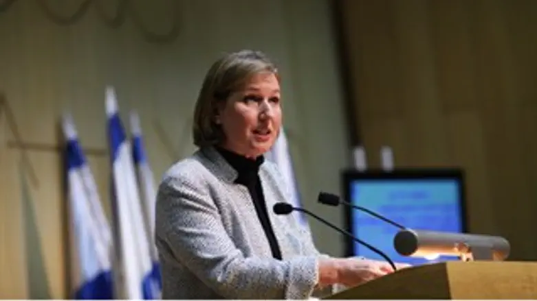 קוראת לעימות. לבני