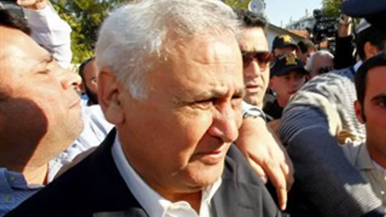 קצב בדרכו לכלא