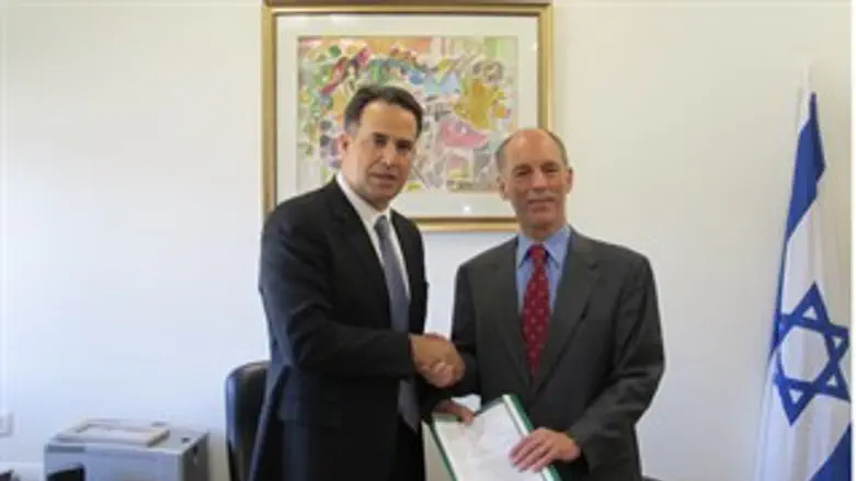 חתימת ההסכם. היום