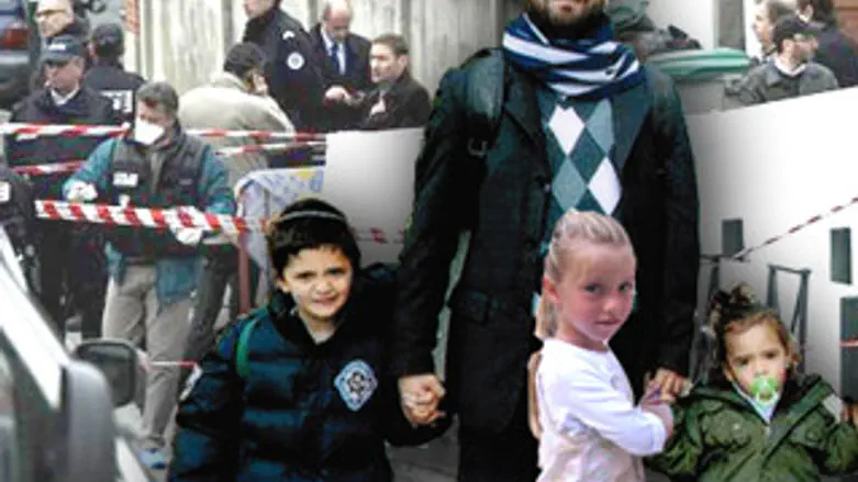 הנרצחים על רקע זירת הפיגוע.