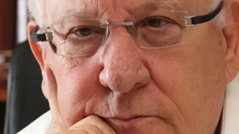 עם מול חיות פרא ללא שובע. ריבלין