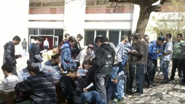 עוצרים ומזדהים