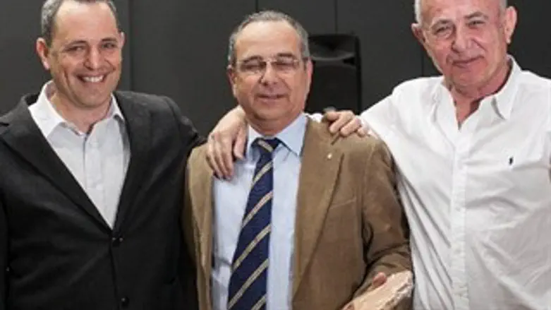 מתנבא ומזהיר. ברוש