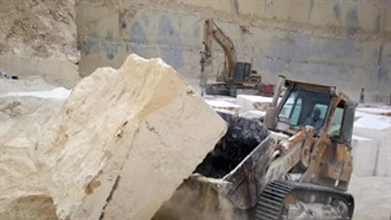 דחפור במחצבה 