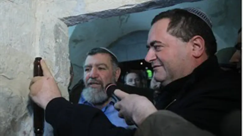 השר כץ קובע מזוזה בקבר יוסף
