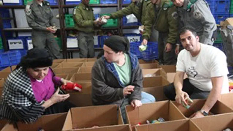מתנדבים אורזים חבילות. אילוסטרציה.