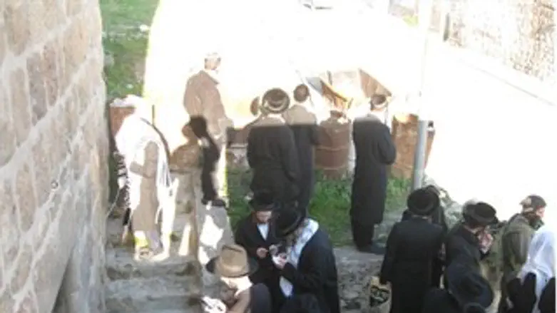 המונים עלו לקבר