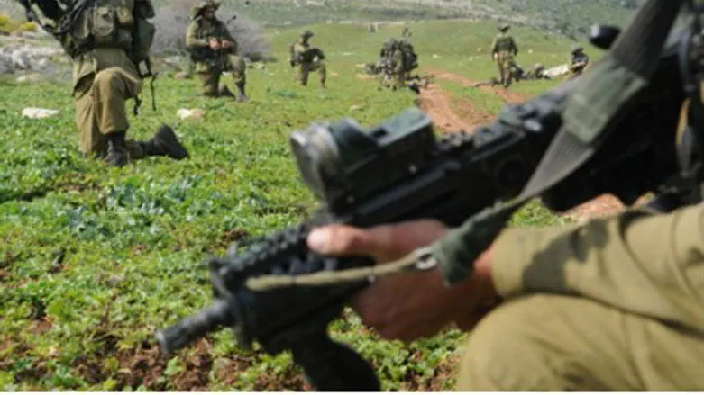 Combat soldiers in live-fire drill