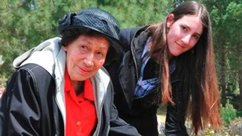 ניצולת השואה וחברתה של אנה פרנק חנה פיק, ונכד