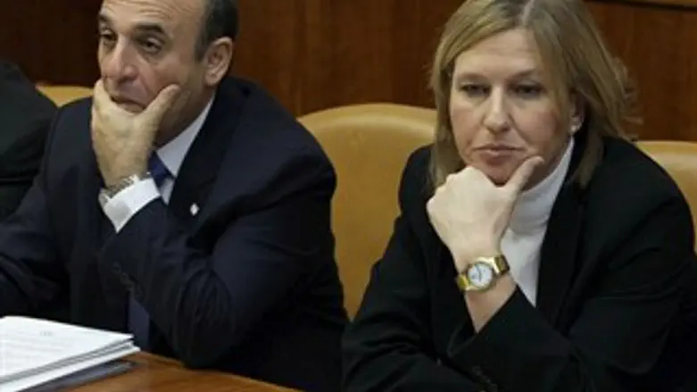 מחכים למצביעים. מופז ולבני