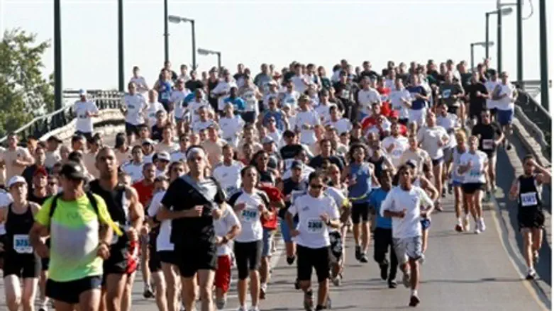 Marathon runners 'march' on Tel Aviv