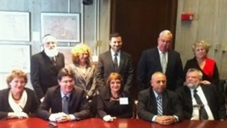 חברי הפנאל.