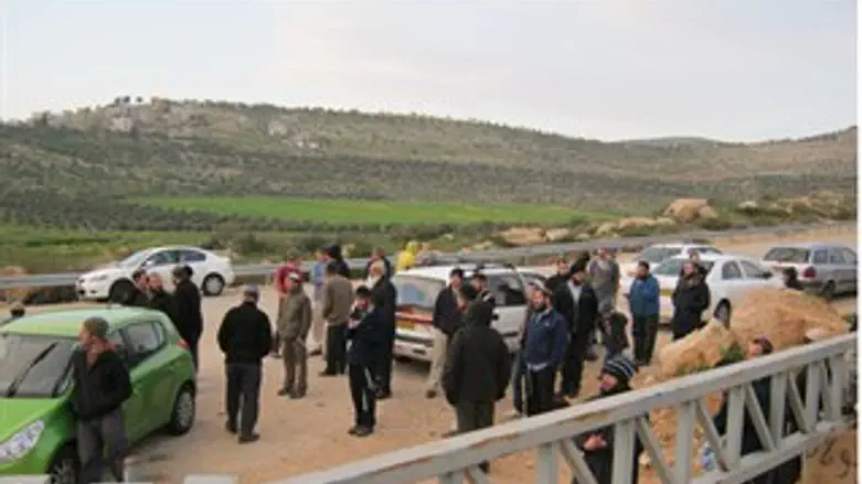 תושבי אלון מורה חוסמים את הציר