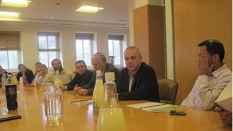 הפגישה עם שר האוצר.