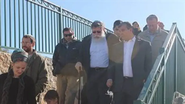 השר שמחון בשכונת האולפנא