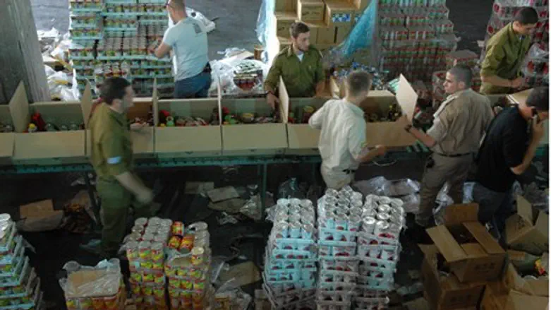 Soldiers pack food for the needy
