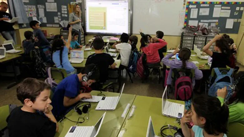 Students use computers (illustrative)